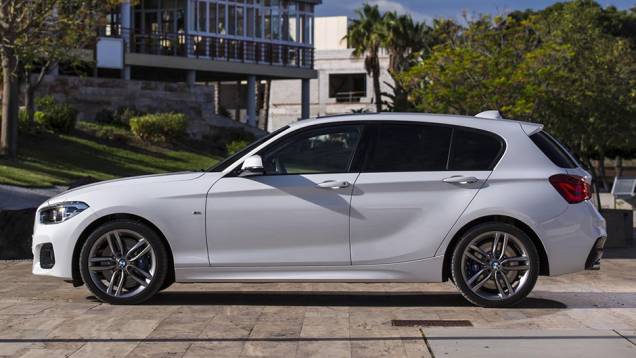 O modelo passou por mudanças nem tão sutis assim, por dentro e por fora | <a href="https://gutenberg.quatrorodas.abril.com.br/noticias/saloes/genebra-2015/bmw-oficializa-facelift-serie-1-826700.shtml" rel="migration">Leia mais</a> O modelo passou por mudanças nem tão sutis assim, por dentro e por fora | <a href="https://gutenberg.quatrorodas.abril.com.br/noticias/saloes/genebra-2015/bmw-oficializa-facelift-serie-1-826700.shtml" rel="migration">Leia mais</a>
