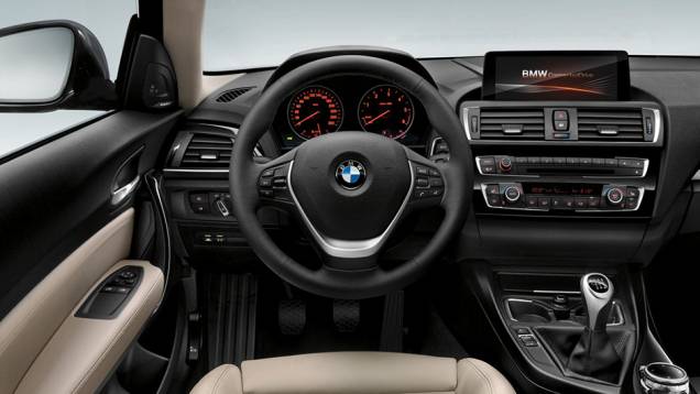 A cabine traz um sistema multimídia montado no console central com tela de 6,5 polegadas e controle por meio de botão | <a href="https://gutenberg.quatrorodas.abril.com.br/noticias/saloes/genebra-2015/bmw-oficializa-facelift-serie-1-826700.shtml" rel="migration">Leia mais</a> A cabine traz um sistema multimídia montado no console central com tela de 6,5 polegadas e controle por meio de botão | <a href="https://gutenberg.quatrorodas.abril.com.br/noticias/saloes/genebra-2015/bmw-oficializa-facelift-serie-1-826700.shtml" rel="migration">Leia mais</a>