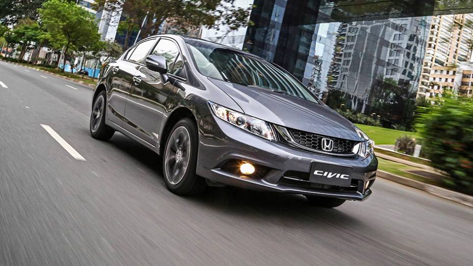 A versão LXS tem motor 1.8 flex, enquanto a LXR e a EXR são equipadas com bloco 2.0 flex | <a href="https://gutenberg.quatrorodas.abril.com.br/noticias/fabricantes/honda-lanca-linha-2016-civic-r-70-900-835240.shtml" rel="migration">Leia mais</a>