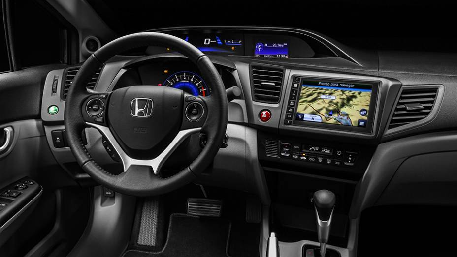 Destaque ainda para o sistema multimídia com tela escamoteável de sete polegadas e entrada HDMI | <a href="https://gutenberg.quatrorodas.abril.com.br/noticias/fabricantes/honda-lanca-linha-2016-civic-r-70-900-835240.shtml" rel="migration">Leia mais</a>