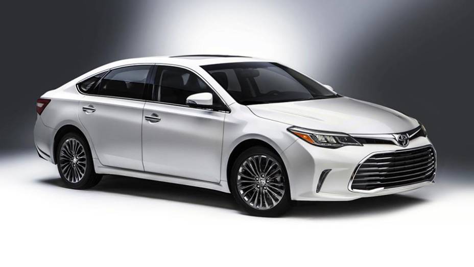 Um discreto facelift foi feito pela Toyota no Avalon | <a href="https://gutenberg.quatrorodas.abril.com.br/noticias/fabricantes/toyota-avalon-recebe-facelift-836220.shtml" rel="migration">Leia mais</a>