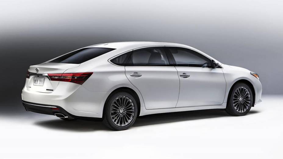 O sedã tem mais inserções cromadas, lanternas de LED... | <a href="https://gutenberg.quatrorodas.abril.com.br/noticias/fabricantes/toyota-avalon-recebe-facelift-836220.shtml" rel="migration">Leia mais</a>