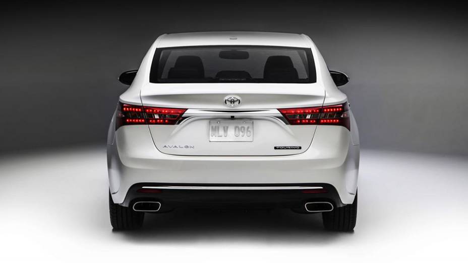 Nenhuma alteração mecânica foi divulgada pela montadora | <a href="https://gutenberg.quatrorodas.abril.com.br/noticias/fabricantes/toyota-avalon-recebe-facelift-836220.shtml" rel="migration">Leia mais</a>