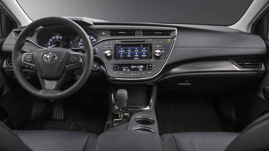 Por dentro, a versão XLE Premium ganhou o sistema multimídia Entune Premium Audio com navegador integrado | <a href="https://gutenberg.quatrorodas.abril.com.br/noticias/fabricantes/toyota-avalon-recebe-facelift-836220.shtml" rel="migration">Leia mais</a>