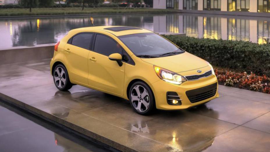 O Kia Rio norte-americano recebeu uma atualização visual | <a href="https://gutenberg.quatrorodas.abril.com.br/noticias/fabricantes/kia-rio-rejuvenescido-mostrado-chicago-836142.shtml" rel="migration">Leia mais</a>