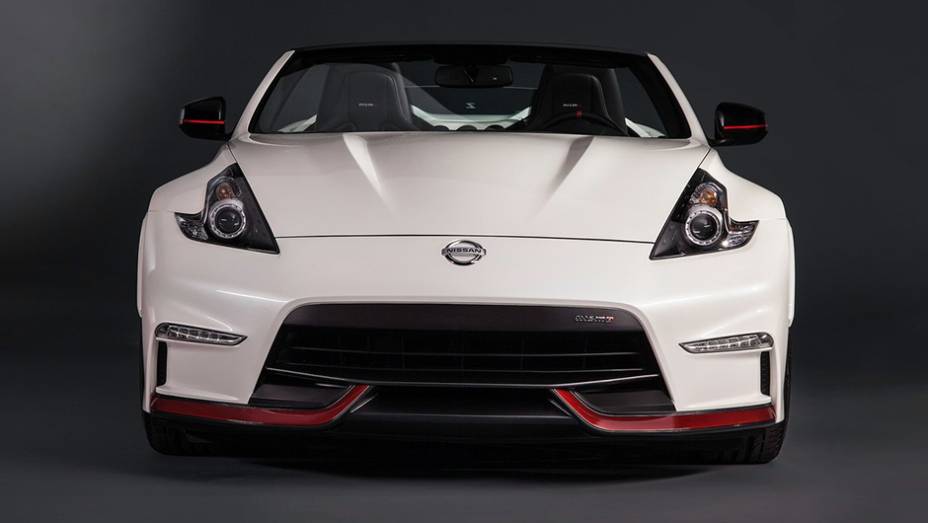 O motor que equipa o o 370Z Roadster NISMO concept é o mesmo das versões convencionais do esportivo | <a href="https://gutenberg.quatrorodas.abril.com.br/noticias/fabricantes/nissan-cria-versao-nismo-concept-370z-roadster-836560.shtml" rel="migration">Leia mais</a>