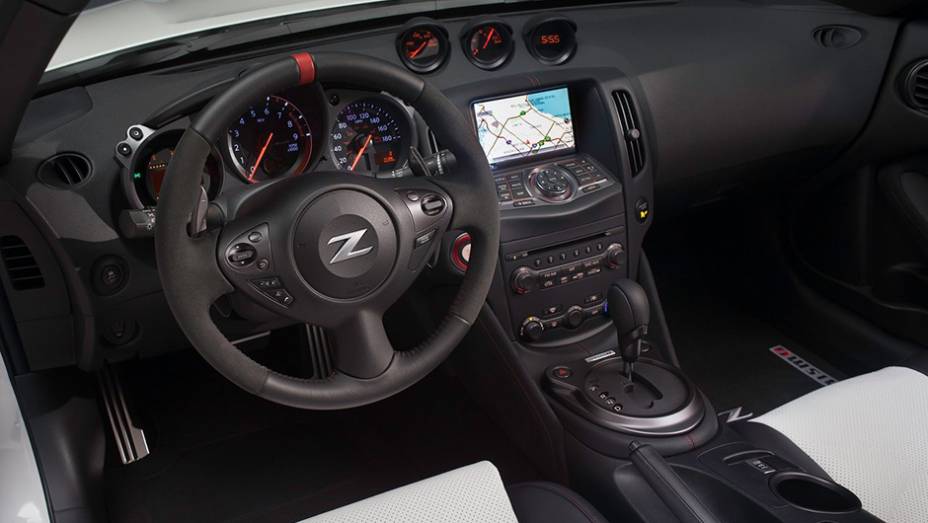 Por dentro, está presente um sistema de áudio da Bose | <a href="https://gutenberg.quatrorodas.abril.com.br/noticias/fabricantes/nissan-cria-versao-nismo-concept-370z-roadster-836560.shtml" rel="migration">Leia mais</a>