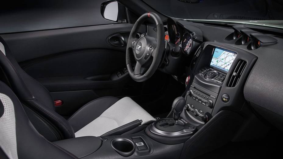 Os bancos do modelo são feitos pela Recaro | <a href="https://gutenberg.quatrorodas.abril.com.br/noticias/fabricantes/nissan-cria-versao-nismo-concept-370z-roadster-836560.shtml" rel="migration">Leia mais</a>