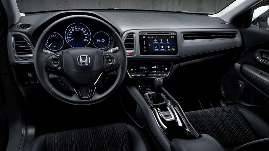 Por dentro, está presente um novo sistema multimídia com tela de sete polegadas | <a href="https://gutenberg.quatrorodas.abril.com.br/noticias/saloes/genebra-2015/honda-apresenta-versao-europeia-hr-v-837303.shtml" rel="migration">Leia mais</a>