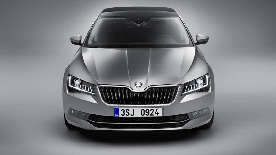 Entre os itens opcionais, destaque para os far&oacute;is bi-xen&ocirc;nio com luzes diurnas de LED integradas | <a href="https://gutenberg.quatrorodas.abril.com.br/noticias/saloes/genebra-2015/skoda-oficializa-superb-2015-837603.shtml" rel="migration">Leia mais</a>