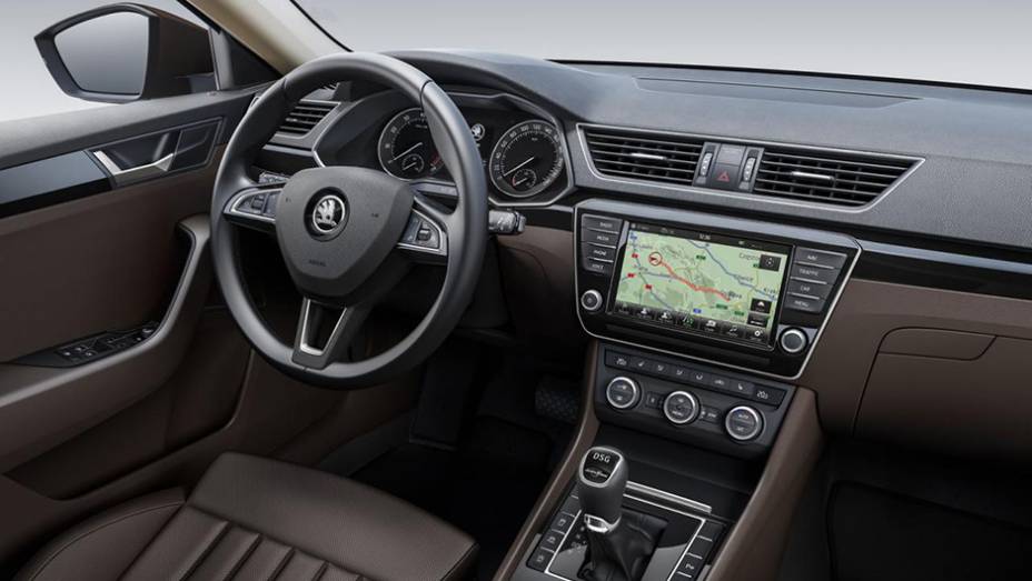 Quatro opções de sistema multimídia serão oferecidas, uma delas compatível com Apple CarPlay e Android Auto | <a href="https://gutenberg.quatrorodas.abril.com.br/noticias/saloes/genebra-2015/skoda-oficializa-superb-2015-837603.shtml" rel="migration">Leia mais</a>