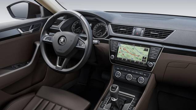 Quatro opções de sistema multimídia serão oferecidas, uma delas compatível com Apple CarPlay e Android Auto | <a href="https://gutenberg.quatrorodas.abril.com.br/noticias/saloes/genebra-2015/skoda-oficializa-superb-2015-837603.shtml" rel="migration">Leia mais</a> Quatro opções de sistema multimídia serão oferecidas, uma delas compatível com Apple CarPlay e Android Auto | <a href="https://gutenberg.quatrorodas.abril.com.br/noticias/saloes/genebra-2015/skoda-oficializa-superb-2015-837603.shtml" rel="migration">Leia mais</a>
