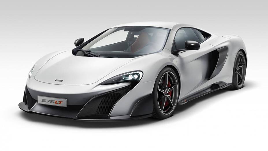 Mais leve e mais potente do que o 650S, o McLaren 675LT usa e abusa da fibra de carbono | <a href="https://gutenberg.quatrorodas.abril.com.br/noticias/saloes/genebra-2015/mclaren-apresenta-675lt-840821.shtml" rel="migration">Leia mais</a>