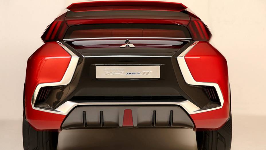 Curiosamente, a maior alteração está na traseira, com formato muito similar ao da dianteira | <a href="https://gutenberg.quatrorodas.abril.com.br/noticias/saloes/genebra-2015/mitsubishi-mostra-concept-xr-phev-ii-840883.shtml" rel="migration">Leia mais</a>