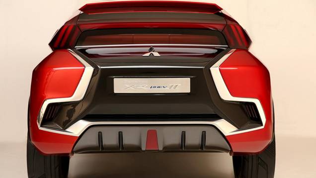 Curiosamente, a maior alteração está na traseira, com formato muito similar ao da dianteira | <a href="https://gutenberg.quatrorodas.abril.com.br/noticias/saloes/genebra-2015/mitsubishi-mostra-concept-xr-phev-ii-840883.shtml" rel="migration">Leia mais</a> Curiosamente, a maior alteração está na traseira, com formato muito similar ao da dianteira | <a href="https://gutenberg.quatrorodas.abril.com.br/noticias/saloes/genebra-2015/mitsubishi-mostra-concept-xr-phev-ii-840883.shtml" rel="migration">Leia mais</a>