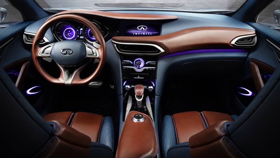 Por dentro, o modelo tem revestimento em couro de dois tons (marrom escuro e azul) | <a href="https://gutenberg.quatrorodas.abril.com.br/noticias/saloes/genebra-2015/infiniti-mostra-qx30-concept-837863.shtml" rel="migration">Leia mais</a>