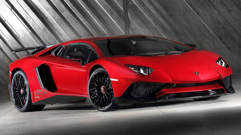 A Lambo SuperVeloce se beneficia do aumento de potência do motor e da redução do peso total | <a href="https://gutenberg.quatrorodas.abril.com.br/noticias/saloes/genebra-2015/lamborghini-apresenta-aventador-superveloce-842600.shtml" rel="migration">Leia mais</a>