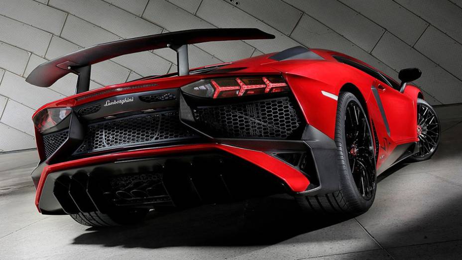 Assim, o Aventador SV acelera de 0 a 100 km/h em 2,8 segundos, atingindo a velocidade máxima de 349 km/h | <a href="https://gutenberg.quatrorodas.abril.com.br/noticias/saloes/genebra-2015/lamborghini-apresenta-aventador-superveloce-842600.shtml" rel="migration">Leia mais</a>