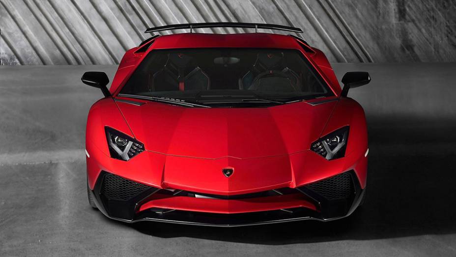 Já a redução de peso é de quase 50 kg (no total, são 1.525 kg) | <a href="https://gutenberg.quatrorodas.abril.com.br/noticias/saloes/genebra-2015/lamborghini-apresenta-aventador-superveloce-842600.shtml" rel="migration">Leia mais</a>