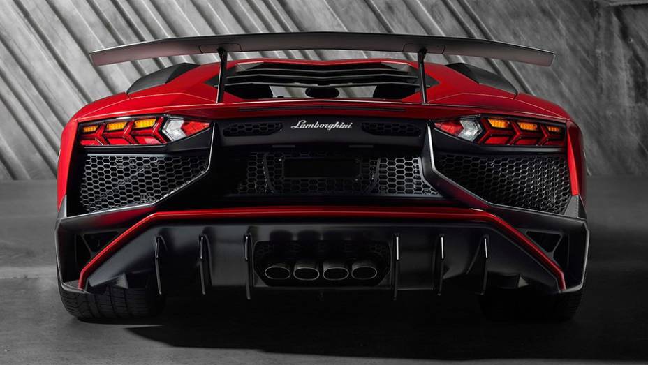 O preço do Aventador SV foi definido em 327 mil euros (sem contar os impostos) | <a href="https://gutenberg.quatrorodas.abril.com.br/noticias/saloes/genebra-2015/lamborghini-apresenta-aventador-superveloce-842600.shtml" rel="migration">Leia mais</a>