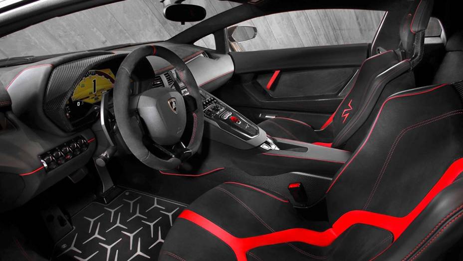 As primeiras unidades serão entregues pela Lamborghini na Europa durante o segundo trimestre deste ano | <a href="https://gutenberg.quatrorodas.abril.com.br/noticias/saloes/genebra-2015/lamborghini-apresenta-aventador-superveloce-842600.shtml" rel="migration">Leia mais</a>