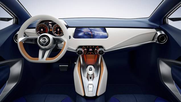 Há certa tendência minimalista no interior, mas, ainda sim, tecnológica, com display multimídia no console central e volante multifuncional com base achatada | <a href="https://gutenberg.quatrorodas.abril.com.br/noticias/saloes/genebra-2015/nissan-radicaliza-sway-con" rel="migration"></a> Há certa tendência minimalista no interior, mas, ainda sim, tecnológica, com display multimídia no console central e volante multifuncional com base achatada | <a href="https://gutenberg.quatrorodas.abril.com.br/noticias/saloes/genebra-2015/nissan-radicaliza-sway-con" rel="migration"></a>