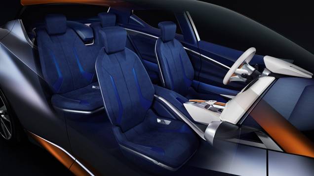 O acabamento é na cor branca, com revestimento de bancos e laterais das portas em azul | <a href="https://gutenberg.quatrorodas.abril.com.br/noticias/saloes/genebra-2015/nissan-radicaliza-sway-concept-842860.shtml" rel="migration">Leia mais</a> O acabamento é na cor branca, com revestimento de bancos e laterais das portas em azul | <a href="https://gutenberg.quatrorodas.abril.com.br/noticias/saloes/genebra-2015/nissan-radicaliza-sway-concept-842860.shtml" rel="migration">Leia mais</a>