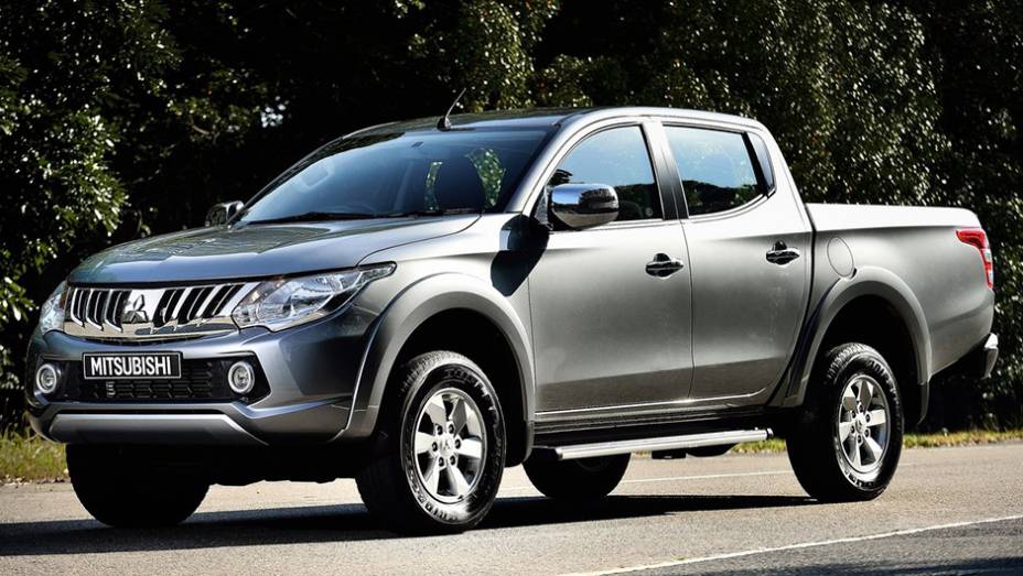 Na frente, a grade é totalmente nova, com detalhes cromados, assim como são novos os faróis | <a href="https://gutenberg.quatrorodas.abril.com.br/noticias/saloes/genebra-2015/mitsubishi-mostra-nova-geracao-l200-843322.shtml" rel="migration">Leia mais</a> Na frente, a grade é totalmente nova, com detalhes cromados, assim como são novos os faróis | <a href="https://gutenberg.quatrorodas.abril.com.br/noticias/saloes/genebra-2015/mitsubishi-mostra-nova-geracao-l200-843322.shtml" rel="migration">Leia mais</a>