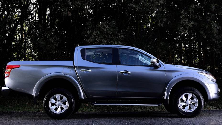 O motor que equipa a nova L200 é o 2.4 MIVEC turbodiesel, com duas configurações: de 152 cavalos de potência e 38,75 mkgf de torque e de 178 cv e 43,85 mkgf | <a href="https://gutenberg.quatrorodas.abril.com.br/noticias/saloes/genebra-2015/mitsubishi-mostra-nova-gera" rel="migration"></a> O motor que equipa a nova L200 é o 2.4 MIVEC turbodiesel, com duas configurações: de 152 cavalos de potência e 38,75 mkgf de torque e de 178 cv e 43,85 mkgf | <a href="https://gutenberg.quatrorodas.abril.com.br/noticias/saloes/genebra-2015/mitsubishi-mostra-nova-gera" rel="migration"></a>