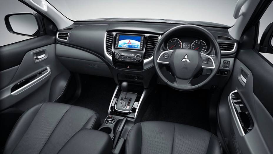 Por dentro, a montadora priorizou o conforto, introduzindo materiais para melhorar a vedação e, consequentemente, diminuir os ruídos | <a href="https://gutenberg.quatrorodas.abril.com.br/noticias/saloes/genebra-2015/mitsubishi-mostra-nova-geracao-l200-843322.shtml" rel="migration">Le</a> Por dentro, a montadora priorizou o conforto, introduzindo materiais para melhorar a vedação e, consequentemente, diminuir os ruídos | <a href="https://gutenberg.quatrorodas.abril.com.br/noticias/saloes/genebra-2015/mitsubishi-mostra-nova-geracao-l200-843322.shtml" rel="migration">Le</a>