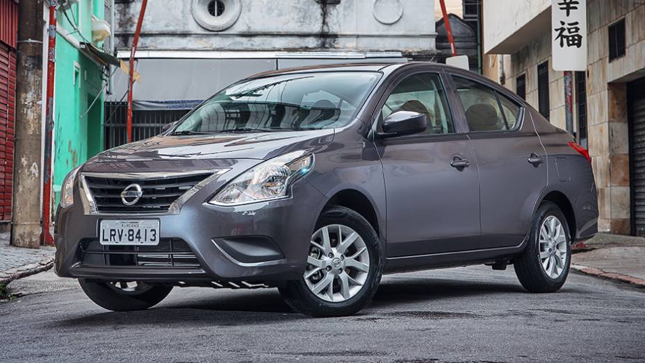 Uma das grandes novidades do Novo Versa é a introdução de duas versões equipadas com o motor 1.0 tricilíndrico, o mesmo que estreou no New March | <a href="https://gutenberg.quatrorodas.abril.com.br/noticias/fabricantes/nissan-new-versa-chega-lojas-dia-23-848082.shtm" rel="migration"></a>