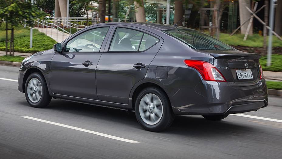 A projeção da marca indica que as versões 1.0 e 1.0 S do Novo Versa totalizarão 20% das vendas do modelo | <a href="https://gutenberg.quatrorodas.abril.com.br/noticias/fabricantes/nissan-new-versa-chega-lojas-dia-23-848082.shtml" rel="migration">Leia mais</a>