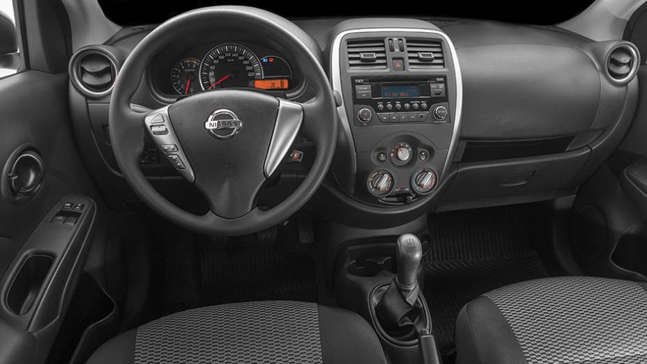 Direção elétrica e ar-condicionado são itens de série em todas as versões | <a href="https://gutenberg.quatrorodas.abril.com.br/noticias/fabricantes/nissan-new-versa-chega-lojas-dia-23-848082.shtml" rel="migration">Leia mais</a>