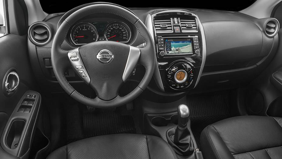 O revestimento da cabine é em couro, há navegador integrado e ar-condicionado digital automático | <a href="https://gutenberg.quatrorodas.abril.com.br/noticias/fabricantes/nissan-new-versa-chega-lojas-dia-23-848082.shtml" rel="migration">Leia mais</a>