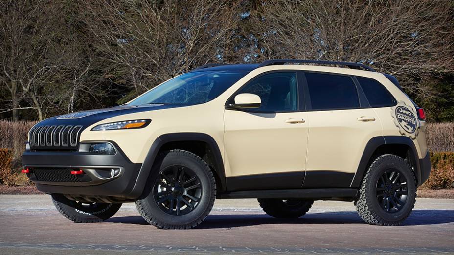 O esteticamente polêmico Cherokee chega com a versão Canyon Trail | <a href="https://gutenberg.quatrorodas.abril.com.br/noticias/fabricantes/jeep-mostra-conceituais-evento-pascoa-849122.shtml" rel="migration">Leia mais</a>