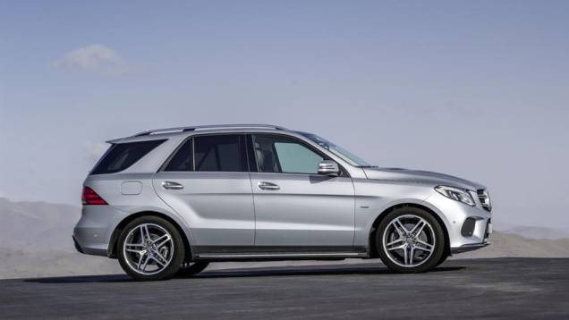 Também há duas versões convencionais a gasolina (3.0 V6 e 4.7 V8), bem como duas opções de performance AMG e uma plug-in híbrida | <a href="https://gutenberg.quatrorodas.abril.com.br/noticias/saloes/new-york-2015/mercedes-benz-revela-gle-2016-851477.shtml" rel="migration"></a> Também há duas versões convencionais a gasolina (3.0 V6 e 4.7 V8), bem como duas opções de performance AMG e uma plug-in híbrida | <a href="https://gutenberg.quatrorodas.abril.com.br/noticias/saloes/new-york-2015/mercedes-benz-revela-gle-2016-851477.shtml" rel="migration"></a>