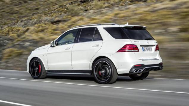 Na traseira, o visual foi apenas sutilmente atualizado, mas estão presentes lanternas de LED | <a href="https://gutenberg.quatrorodas.abril.com.br/noticias/saloes/new-york-2015/mercedes-benz-revela-gle-2016-851477.shtml" rel="migration">Leia mais</a> Na traseira, o visual foi apenas sutilmente atualizado, mas estão presentes lanternas de LED | <a href="https://gutenberg.quatrorodas.abril.com.br/noticias/saloes/new-york-2015/mercedes-benz-revela-gle-2016-851477.shtml" rel="migration">Leia mais</a>