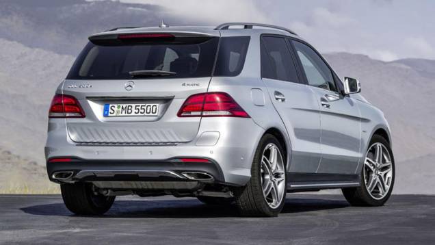 Sob o capô, há duas versões com motores movidos a diesel (2.1 de 4 cilindros e 3.0 V6) | <a href="https://gutenberg.quatrorodas.abril.com.br/noticias/saloes/new-york-2015/mercedes-benz-revela-gle-2016-851477.shtml" rel="migration">Leia mais</a> Sob o capô, há duas versões com motores movidos a diesel (2.1 de 4 cilindros e 3.0 V6) | <a href="https://gutenberg.quatrorodas.abril.com.br/noticias/saloes/new-york-2015/mercedes-benz-revela-gle-2016-851477.shtml" rel="migration">Leia mais</a>