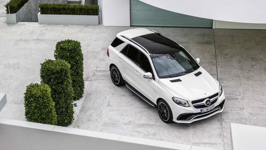 As modificações visuais chegam na grade frontal revisada, bem como nos faróis redesenhados | <a href="https://gutenberg.quatrorodas.abril.com.br/noticias/saloes/new-york-2015/mercedes-benz-revela-gle-2016-851477.shtml" rel="migration">Leia mais</a>