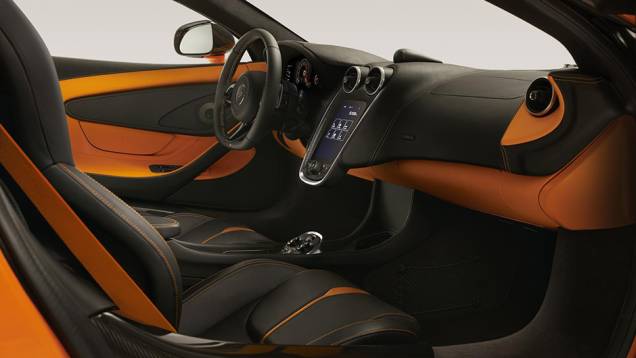 ...painel de instrumentos digital e sistema multimídia IRIS, com tela sensível ao toque de sete polegadas | <a href="https://gutenberg.quatrorodas.abril.com.br/noticias/saloes/new-york-2015/mclaren-570s-oficialmente-apresentado-852108.shtml" rel="migration">Leia mais</a> ...painel de instrumentos digital e sistema multimídia IRIS, com tela sensível ao toque de sete polegadas | <a href="https://gutenberg.quatrorodas.abril.com.br/noticias/saloes/new-york-2015/mclaren-570s-oficialmente-apresentado-852108.shtml" rel="migration">Leia mais</a>