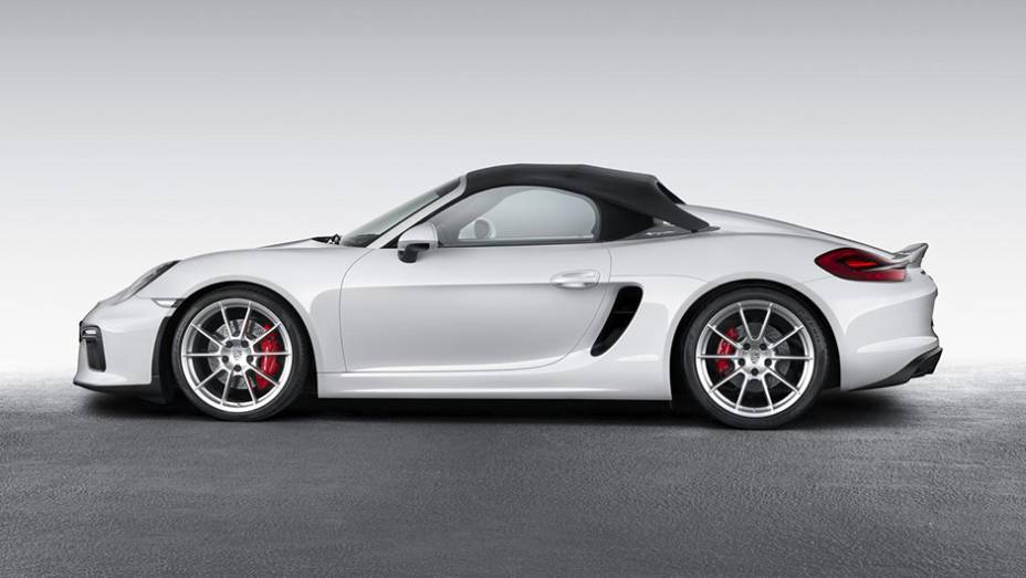 O conversível chega ao mercado europeu em julho, com preço definido em 79.945 euros | <a href="https://gutenberg.quatrorodas.abril.com.br/noticias/saloes/new-york-2015/porsche-apresenta-novo-boxster-spyder-852331.shtml" rel="migration">Leia mais</a>