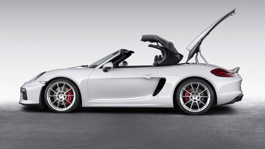 Vale destaque tamb&eacute;m o teto retr&aacute;til semiautom&aacute;tico | <a href="https://gutenberg.quatrorodas.abril.com.br/noticias/saloes/new-york-2015/porsche-apresenta-novo-boxster-spyder-852331.shtml" rel="migration">Leia mais</a>
