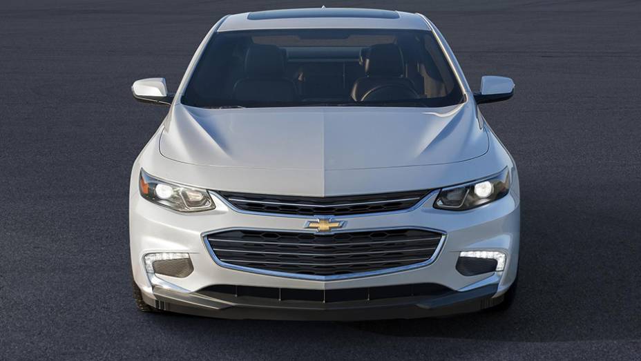 Nas versões superiores, há itens como luzes diurnas e lanternas traseiras de LED | <a href="https://gutenberg.quatrorodas.abril.com.br/noticias/saloes/new-york-2015/chevrolet-malibu-emagrece-136-kg-nova-geracao-852327.shtml" rel="migration">Leia mais</a>