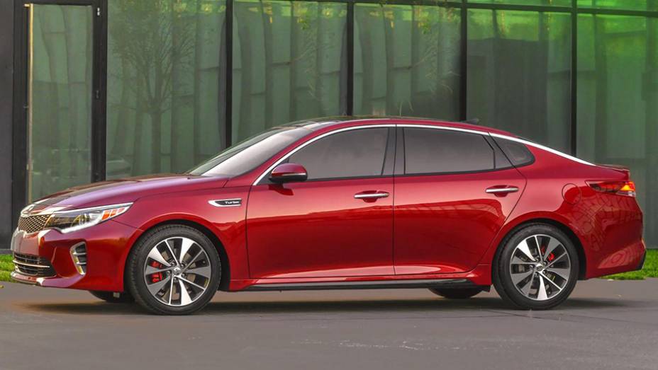 Sob o cap&ocirc;, o novo Optima traz tr&ecirc;s op&ccedil;&otilde;es de motoriza&ccedil;&atilde;o, como a 1.6 turbo de quatro cilindros | <a href="https://gutenberg.quatrorodas.abril.com.br/noticias/saloes/new-york-2015/kia-atualiza-visual-optima-852411.shtml" rel="migration">Leia mais</a>