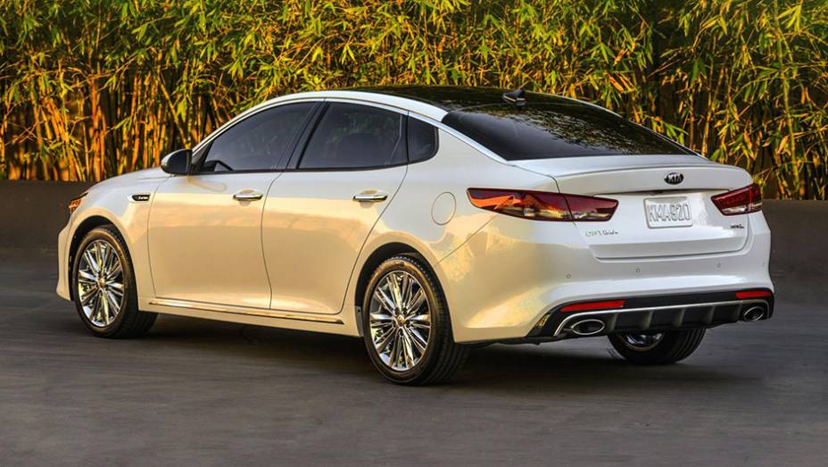 As outras s&atilde;o a 2.4 de quatro cilindros, de 185 cv e c&acirc;mbio autom&aacute;tico de seis marchas, e 2.0 turbo de quatro cilindros, despejando 247 cv | <a href="https://gutenberg.quatrorodas.abril.com.br/noticias/saloes/new-york-2015/kia-atualiza-visual-optima-852411.shtml" rel="migration">Leia</a>