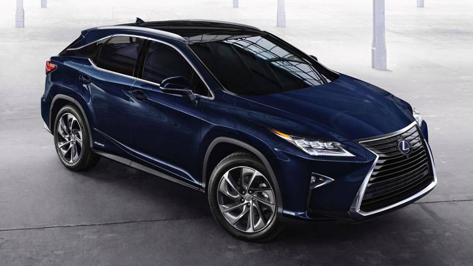 A Lexus promoveu alterações no visual do RX, que agora tem linhas similares às do irmão menor NX | <a href="https://gutenberg.quatrorodas.abril.com.br/noticias/saloes/new-york-2015/lexus-revela-quarta-geracao-rx-852381.shtml" rel="migration">Leia mais</a>