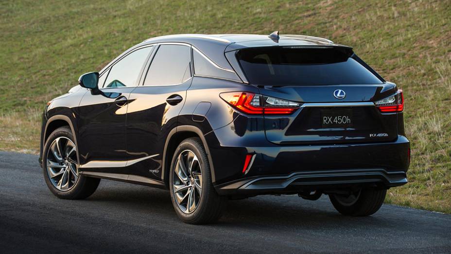 No que diz respeito à motorização, o modelo da Lexus chega com a versão 350, equipada com bloco 3.5 V6 que entrega 300 cavalos de potência | <a href="https://gutenberg.quatrorodas.abril.com.br/noticias/saloes/new-york-2015/lexus-revela-quarta-geracao-rx-852381.shtml" rel="migration"></a>