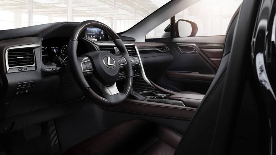 Na cabine, o SUV ganha sistema multimídia com tela sensível ao toque de 12,3 polegadas | <a href="https://gutenberg.quatrorodas.abril.com.br/noticias/saloes/new-york-2015/lexus-revela-quarta-geracao-rx-852381.shtml" rel="migration">Leia mais</a>