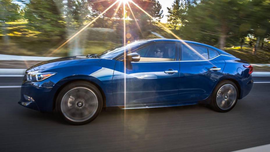As rodas de liga-leve s&atilde;o de 18 polegadas... | <a href="https://gutenberg.quatrorodas.abril.com.br/noticias/saloes/new-york-2015/nissan-maxima-surge-renovado-nova-iorque-852660.shtml" rel="migration">Leia mais</a>