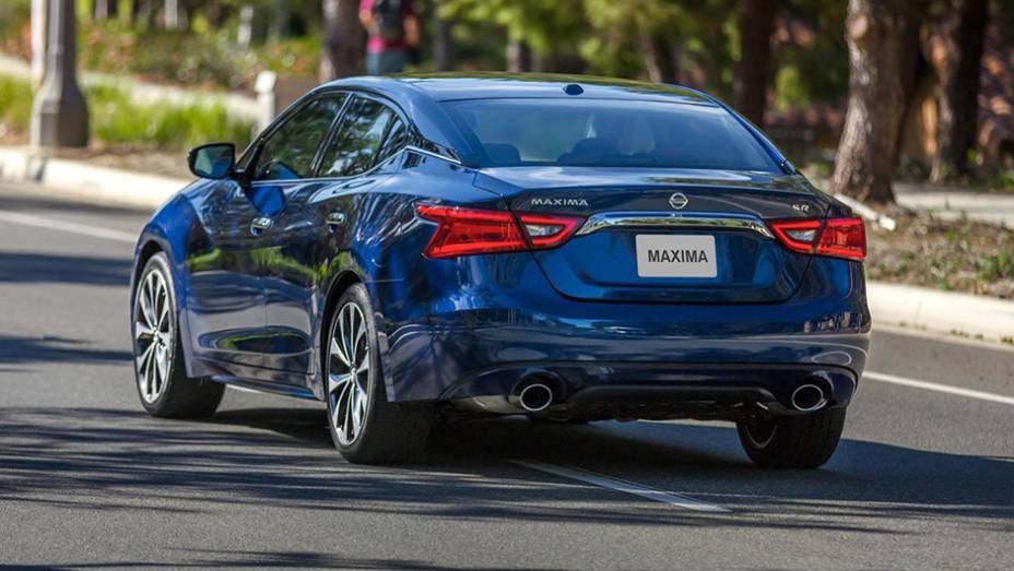 ...enquanto o sistema de exaust&atilde;o tem ponteira dupla de escape | <a href="https://gutenberg.quatrorodas.abril.com.br/noticias/saloes/new-york-2015/nissan-maxima-surge-renovado-nova-iorque-852660.shtml" rel="migration">Leia mais</a>
